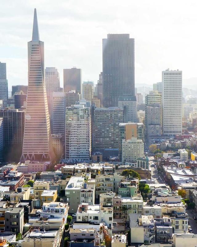 Détail d'un plafond tendu rétroéclairé avec spots intégrés